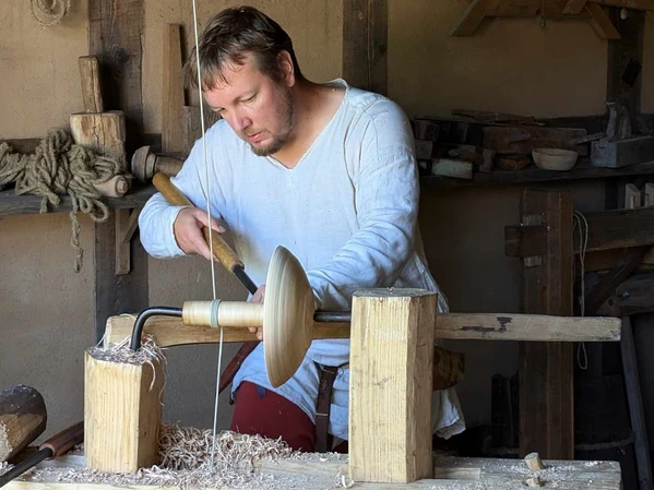 Märt Viljaste at the pole lathe